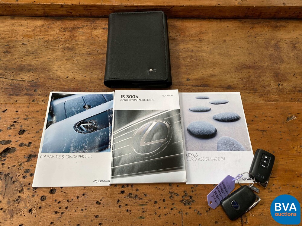 Lexus IS 300h Hybrid Automatic 2016 181 PS - Original NL -, JH-830-Z.
