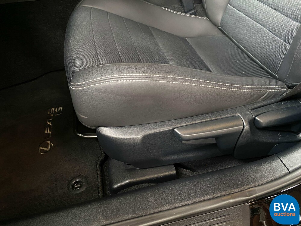 Lexus IS 300h Hybrid Automatic 2016 181 PS - Original NL -, JH-830-Z.