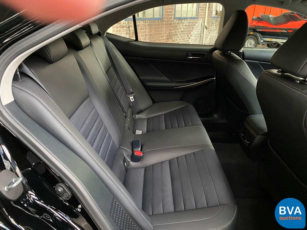 Lexus IS 300h Hybrid Automatic 2016 181 PS - Original NL -, JH-830-Z.