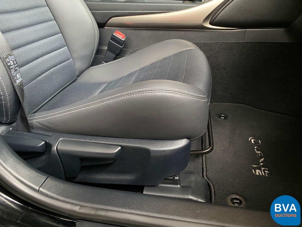 Lexus IS 300h Hybrid Automatic 2016 181 PS - Original NL -, JH-830-Z.