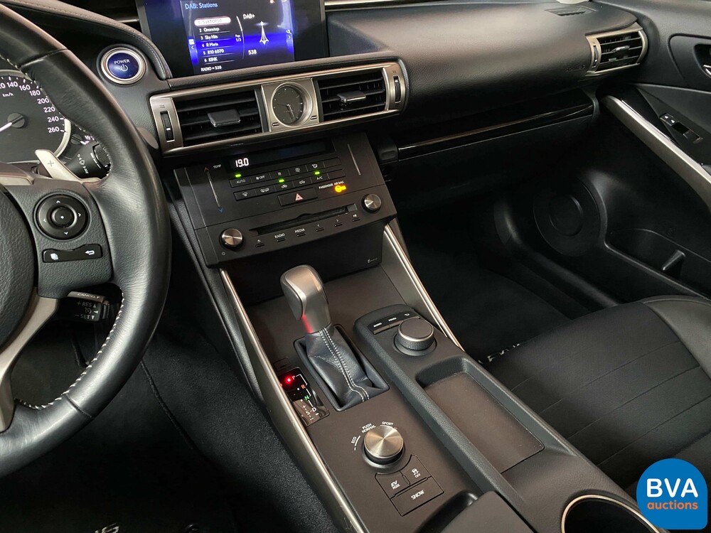 Lexus IS 300h Hybrid Automatic 2016 181 PS - Original NL -, JH-830-Z.