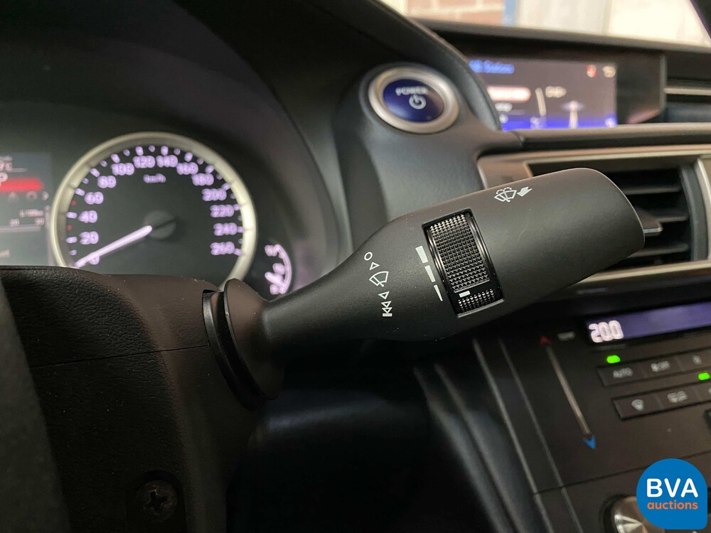Lexus IS 300h Hybrid Automatic 2016 181 PS - Original NL -, JH-830-Z.