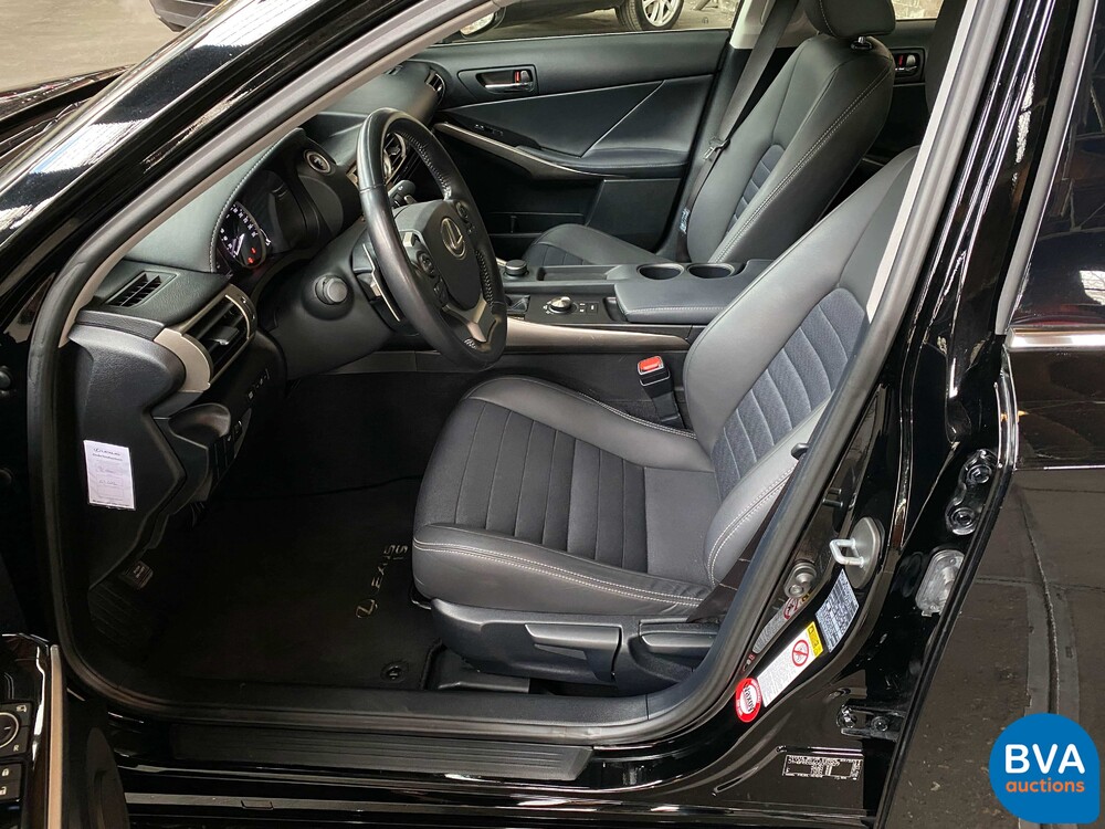Lexus IS 300h Hybrid Automatic 2016 181 PS - Original NL -, JH-830-Z.
