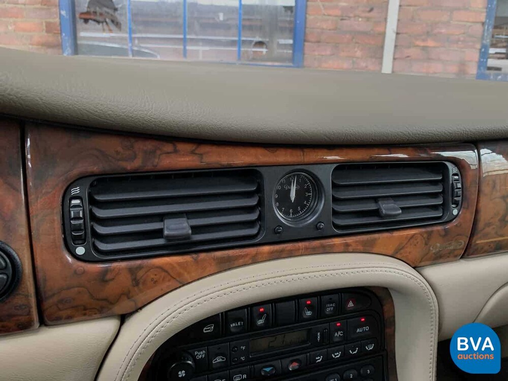 Daimler Super V8 4.0L 363 PS 2001 -Org. NL-, 82-GS-NJ.