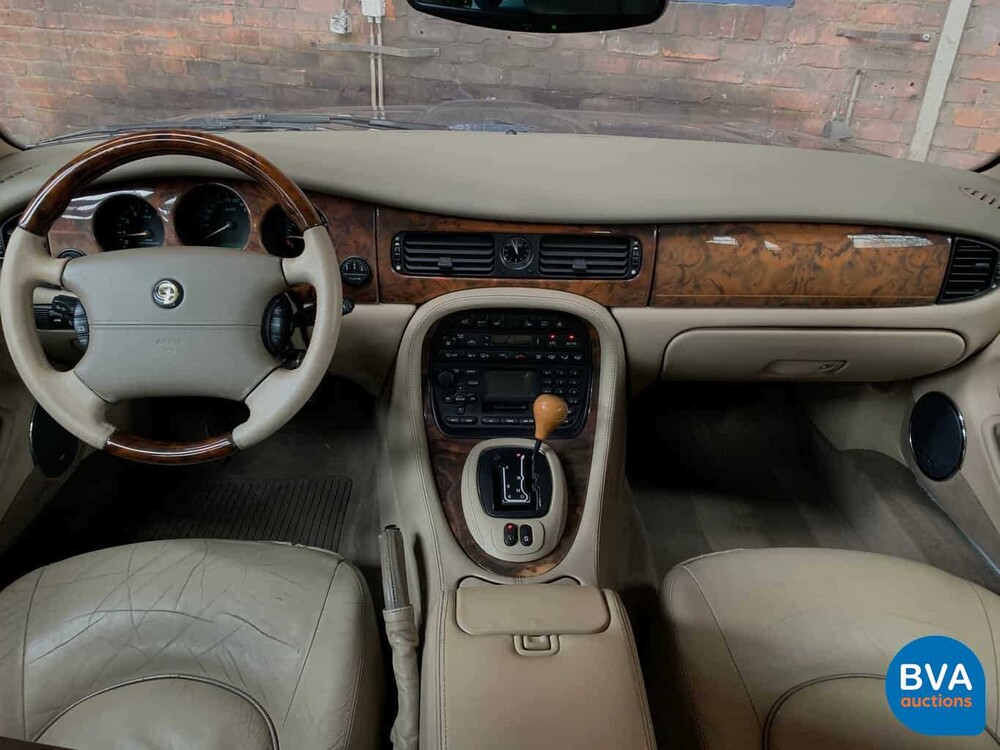 Daimler Super V8 4.0L 363 PS 2001 -Org. NL-, 82-GS-NJ.