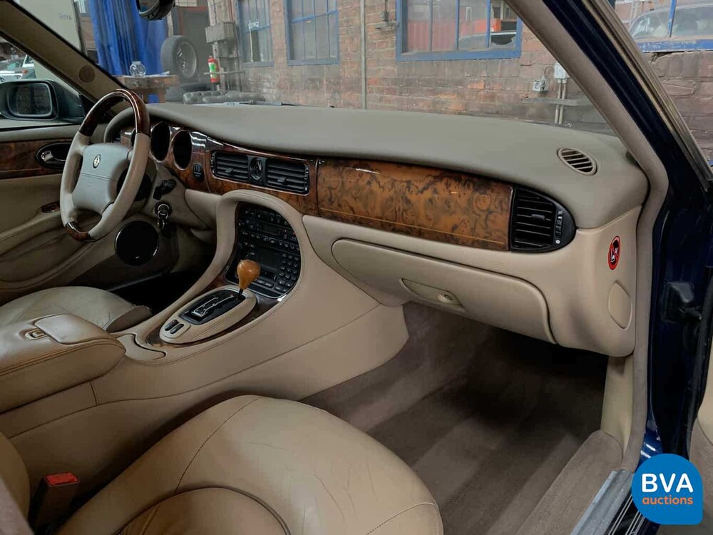 Daimler Super V8 4.0L 363 PS 2001 -Org. NL-, 82-GS-NJ.