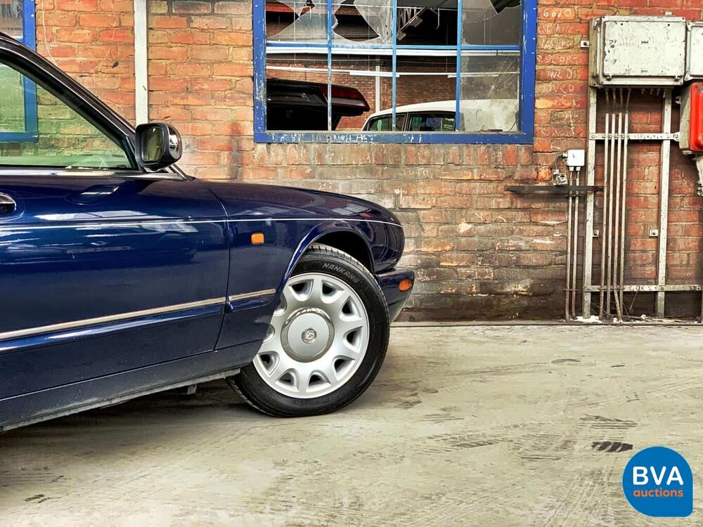 Daimler Super V8 4.0L 363 PS 2001 -Org. NL-, 82-GS-NJ.