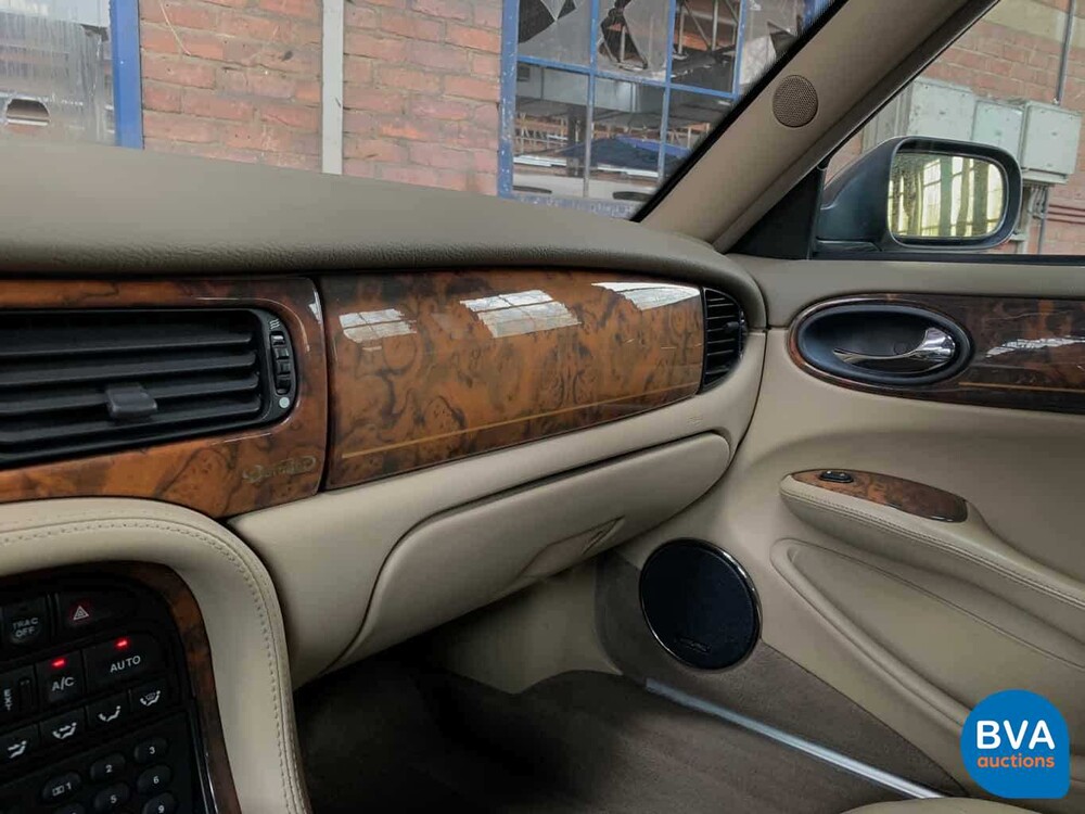 Daimler Super V8 4.0L 363 PS 2001 -Org. NL-, 82-GS-NJ.