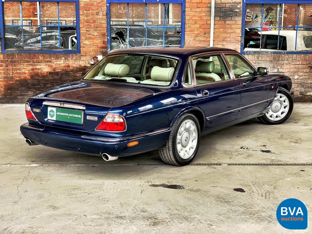 Daimler Super V8 4.0L 363 PS 2001 -Org. NL-, 82-GS-NJ.