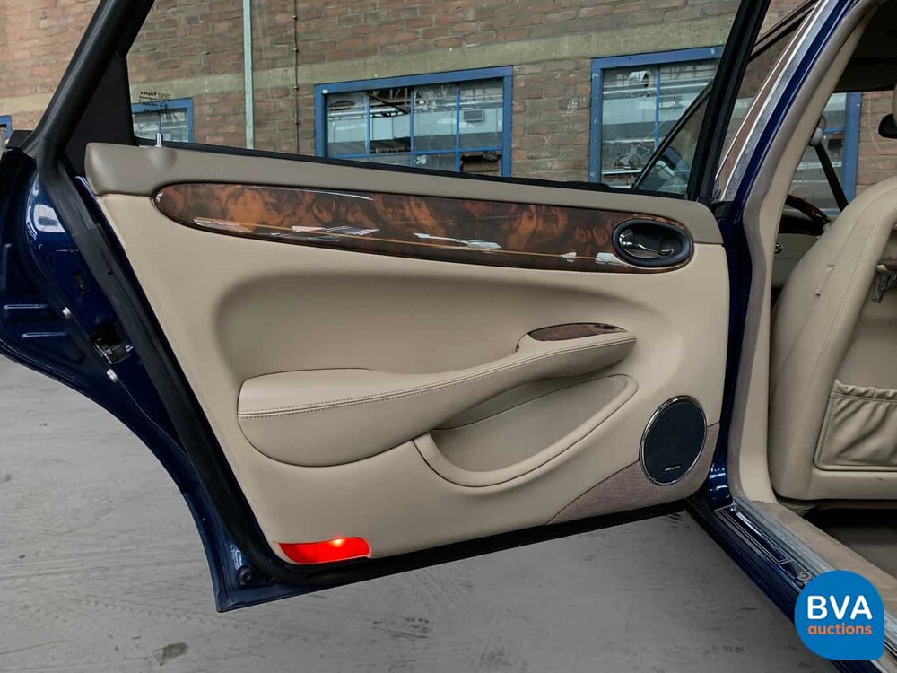 Daimler Super V8 4.0L 363 PS 2001 -Org. NL-, 82-GS-NJ.