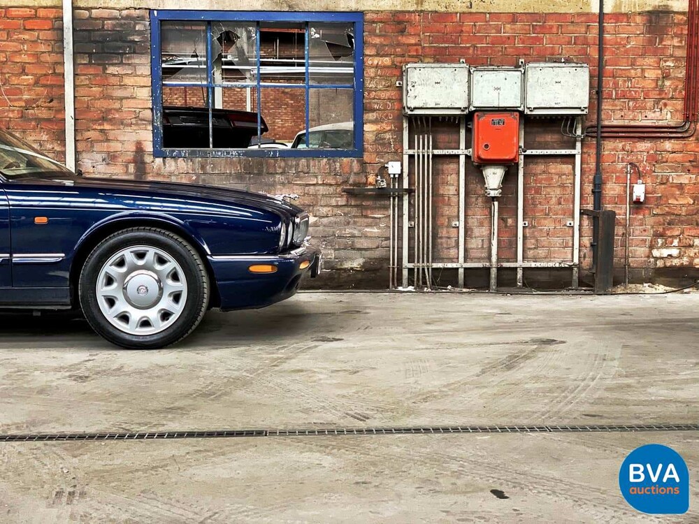 Daimler Super V8 4.0L 363 PS 2001 -Org. NL-, 82-GS-NJ.