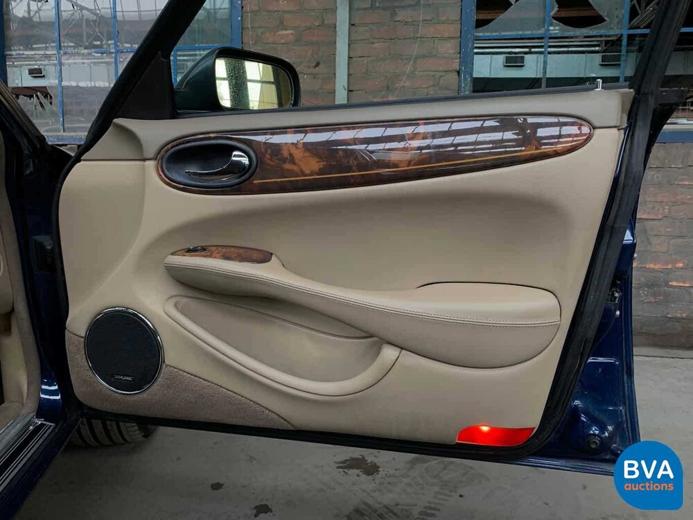 Daimler Super V8 4.0L 363 PS 2001 -Org. NL-, 82-GS-NJ.