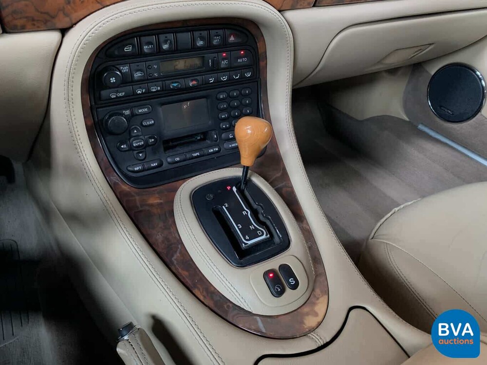 Daimler Super V8 4.0L 363 PS 2001 -Org. NL-, 82-GS-NJ.