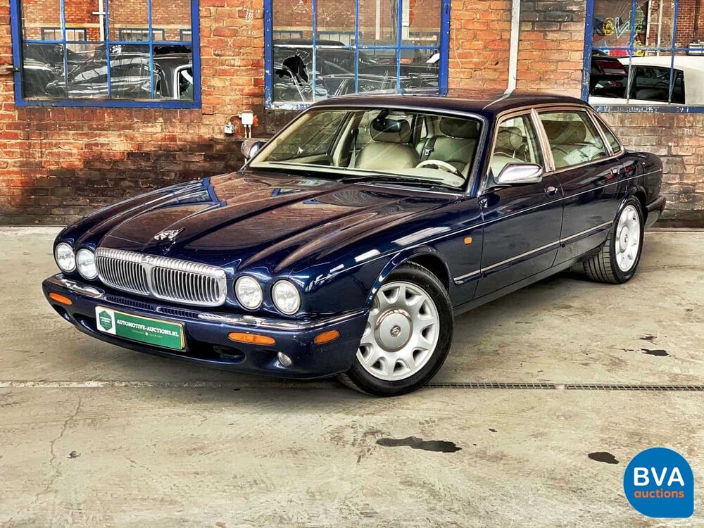 Daimler Super V8 4.0L 363hp 2001 -Org. NL-, 82-GS-NJ.