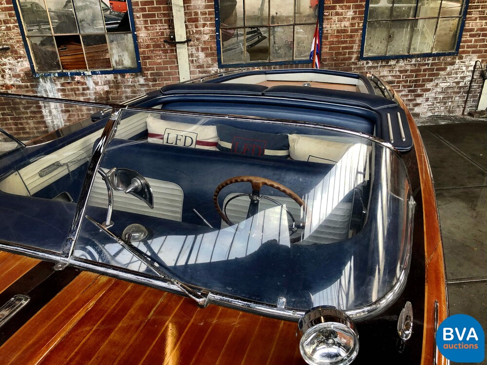 Pedrazzini Capri De Luxe V8 275hp Classic wooden Speedboat 1963 (RIVA, BOESCH).