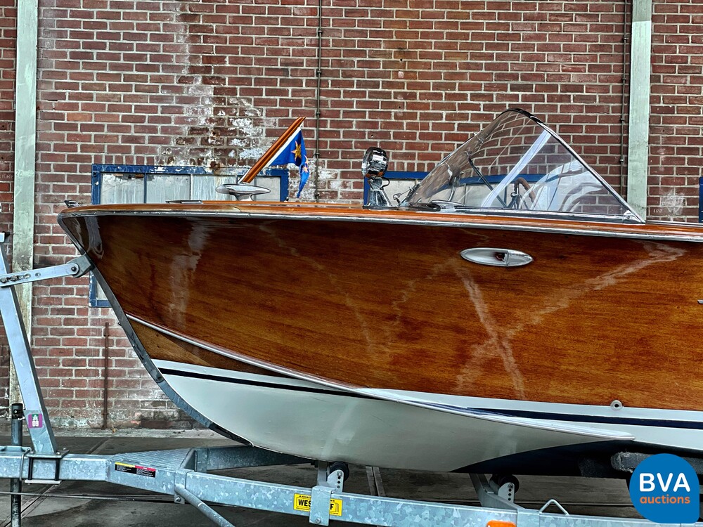 Pedrazzini Capri De Luxe V8 275hp Classic wooden Speedboat 1963 (RIVA, BOESCH).
