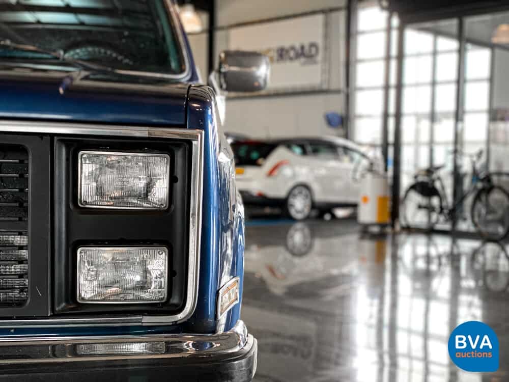 G.M.C. Sierra Suburban 1985.