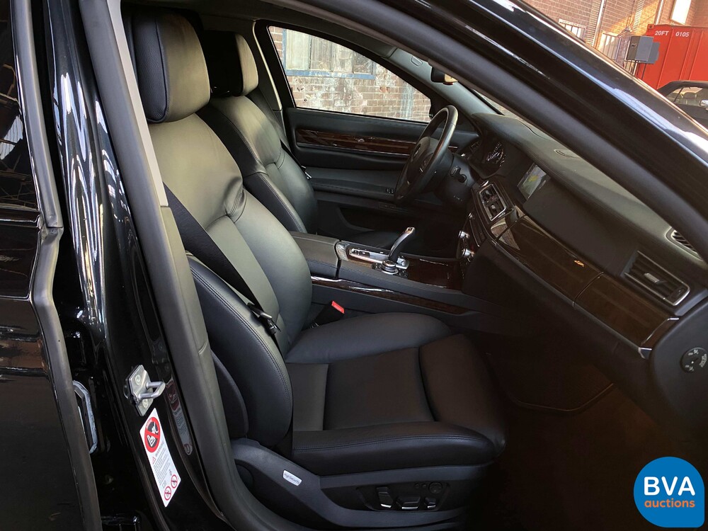 BMW 760Li High Security VR7 V12 F03 2011.
