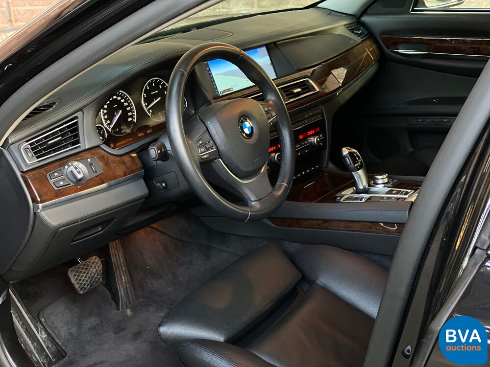 BMW 760Li High Security VR7 V12 F03 2011.
