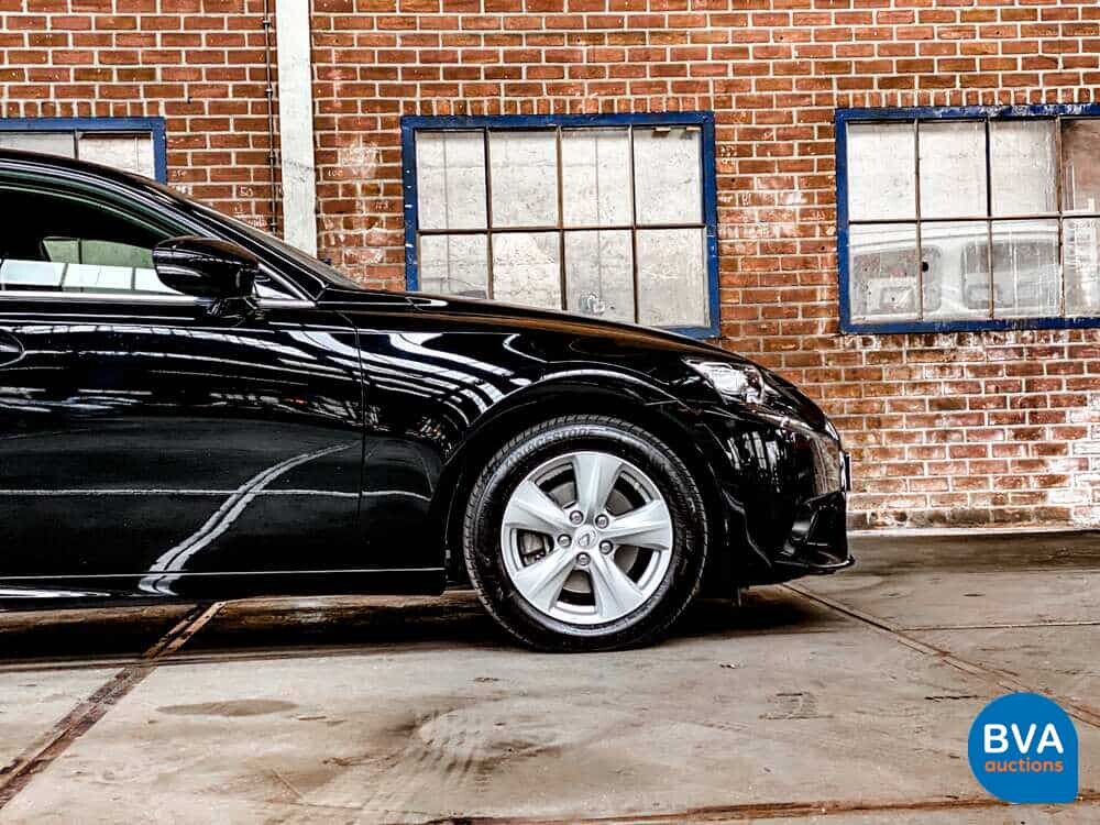 Lexus IS 300h Hybrid Automatic 2016 181hp -Original NL-, JH-830-Z.