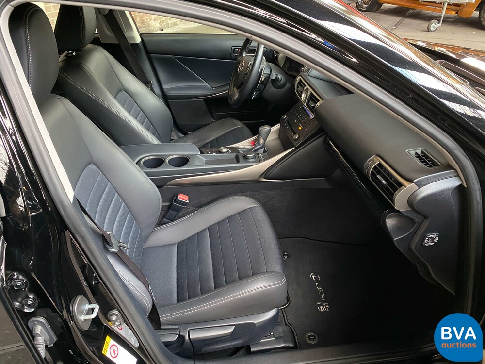Lexus IS 300h Hybrid Automatic 2016 181hp -Original NL-, JH-830-Z.