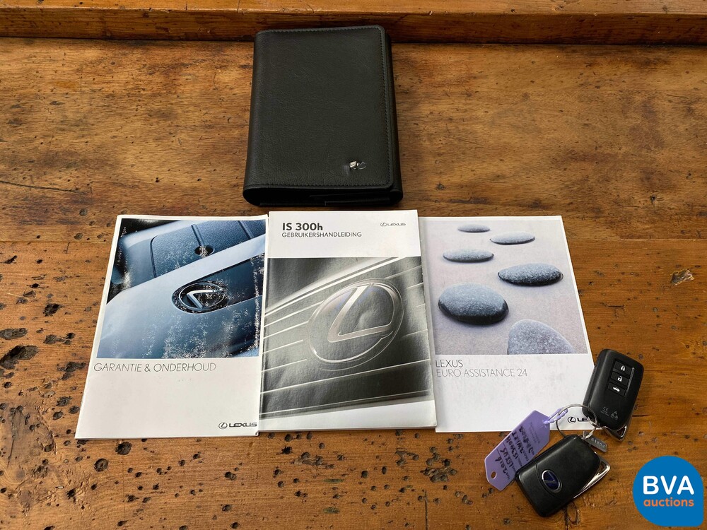 Lexus IS 300h Hybrid Automatic 2016 181hp -Original NL-, JH-830-Z.