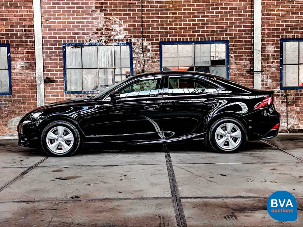 Lexus IS 300h Hybrid Automatic 2016 181hp -Original NL-, JH-830-Z.