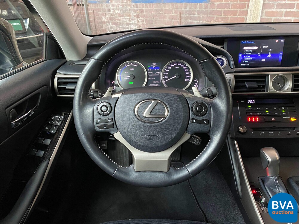 Lexus IS 300h Hybrid Automatic 2016 181hp -Original NL-, JH-830-Z.