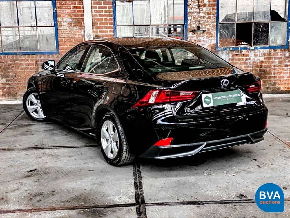 Lexus IS 300h Hybrid Automatic 2016 181hp -Original NL-, JH-830-Z.