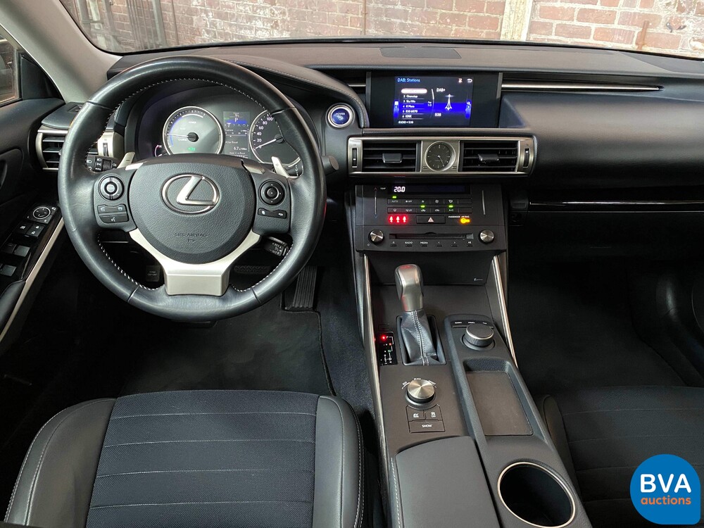Lexus IS 300h Hybrid Automatic 2016 181hp -Original NL-, JH-830-Z.