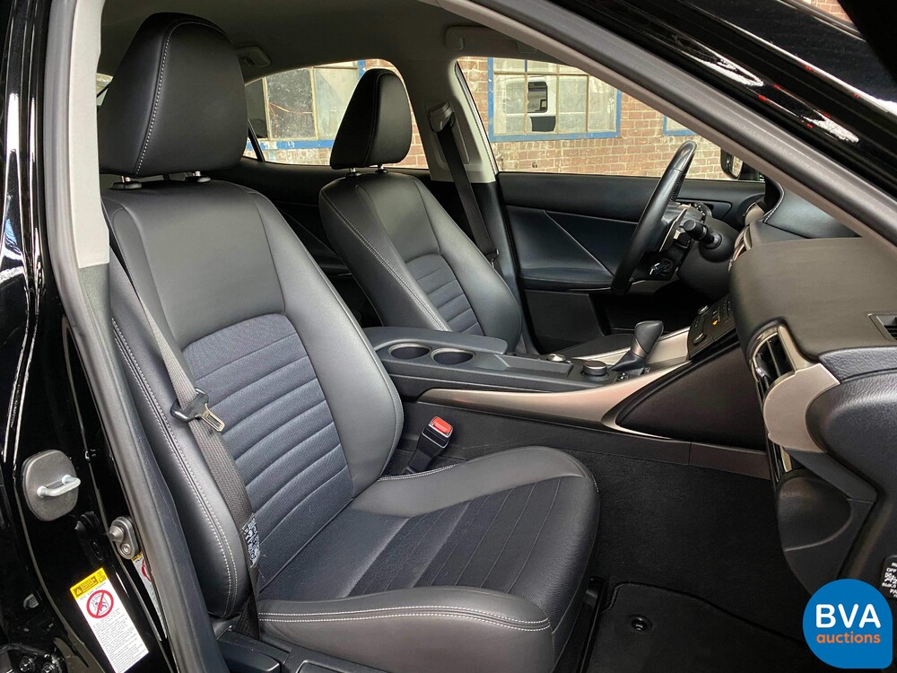 Lexus IS 300h Hybrid Automatic 2016 181hp -Original NL-, JH-830-Z.
