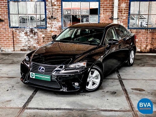 Lexus IS 300h Hybrid Automatic 2016 181hp -Original NL-, JH-830-Z.