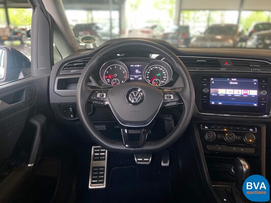 Volkswagen Touran 1.5 TSI Highline Business R 7-seater 150hp 2019, J-504-LS.