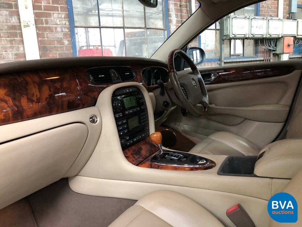 Jaguar XJ6L3.0 V6 Executive LWB 238pk 2005, H-738-NT.