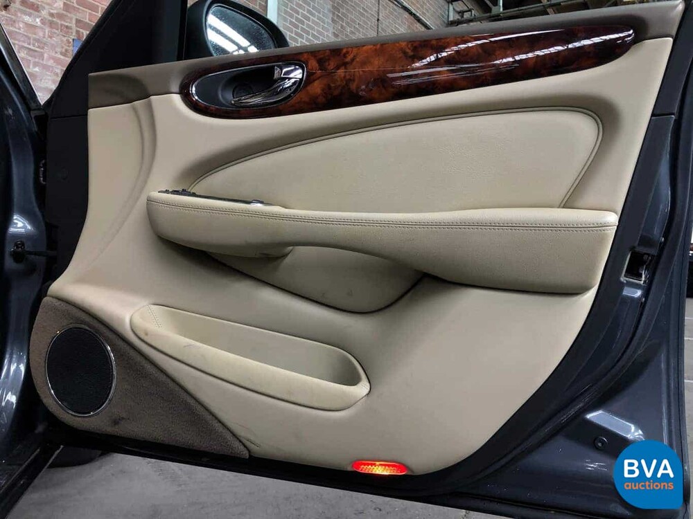 Jaguar XJ6L3.0 V6 Executive LWB 238pk 2005, H-738-NT.