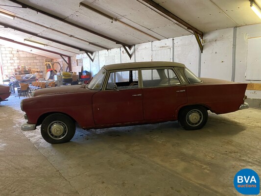 Mercedes-Benz Heckfloss W110 200D Barn Find Barnfind 1965.