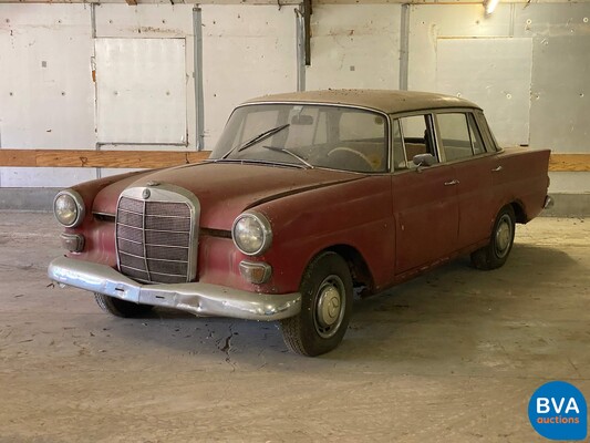 Mercedes-Benz Heckfloss W110 200D Barn Find Barnfind 1965.