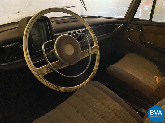 Mercedes-Benz Heckfloss W110 200D Schuurvondst Barnfind 1965
