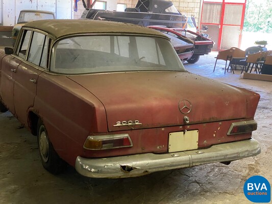 Mercedes-Benz Heckfloss W110 200D Schuurvondst Barnfind 1965