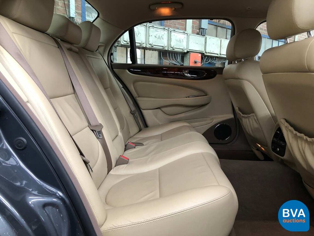 Jaguar XJ6L3.0 V6 Executive LWB 238pk 2005, H-738-NT.