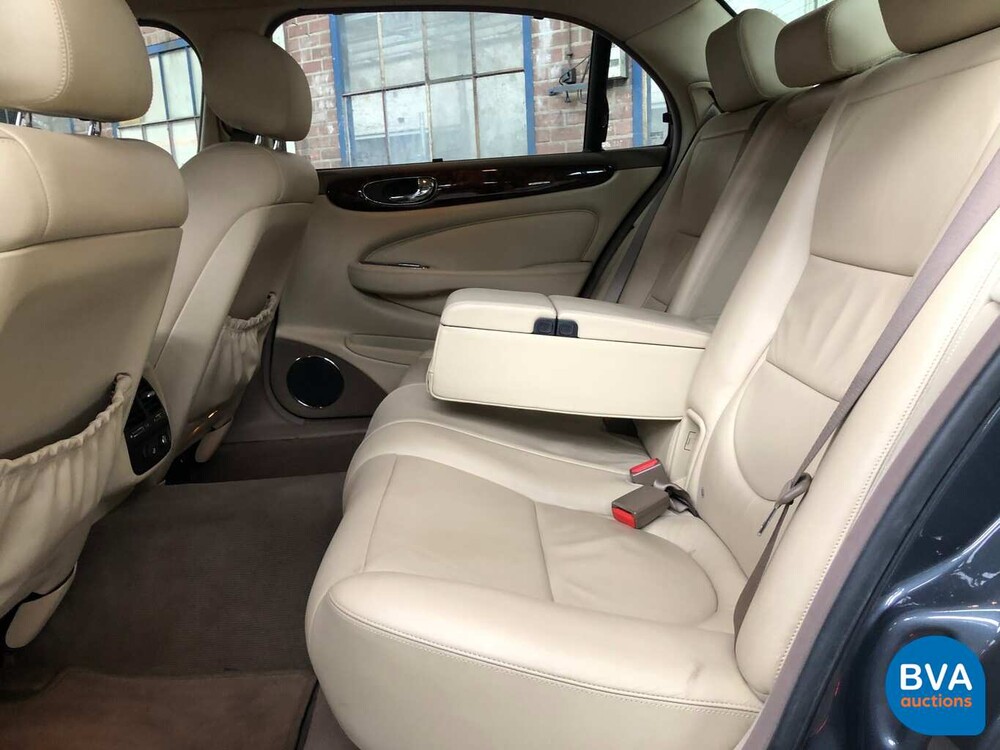 Jaguar XJ6L3.0 V6 Executive LWB 238pk 2005, H-738-NT.