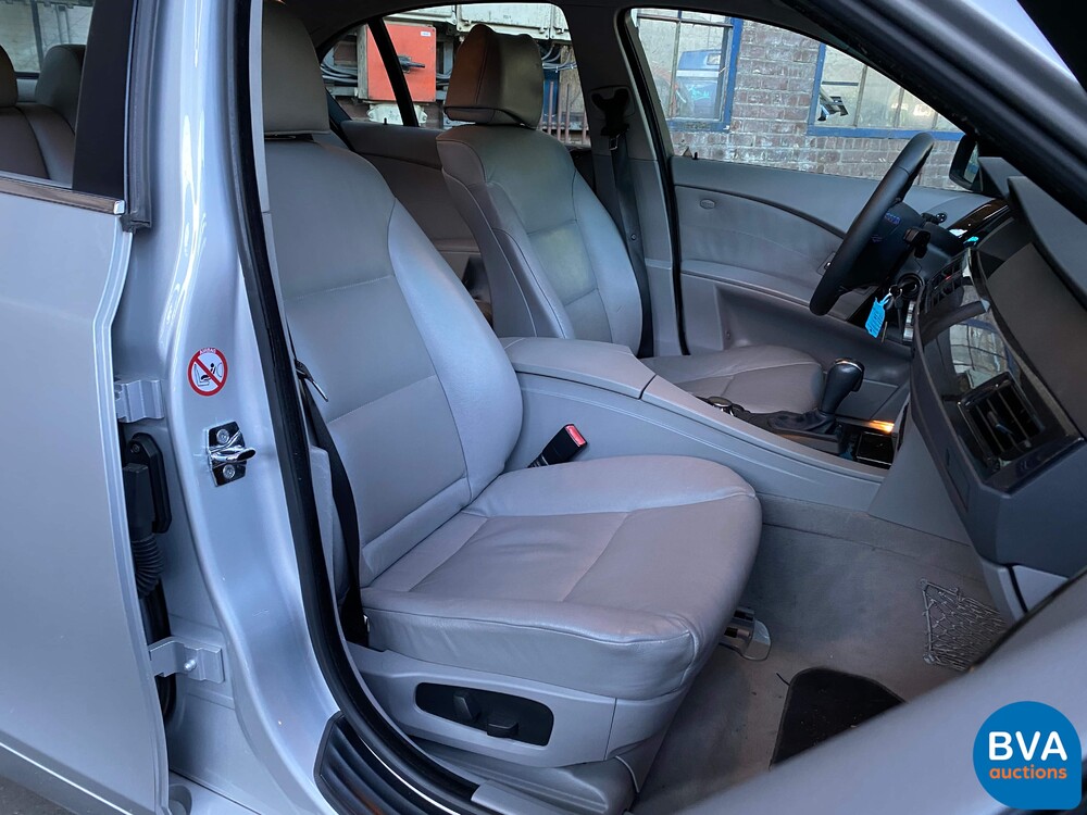 BMW 545i Saloon 4.4 V8 333pk -ORG NL- 5-Series E60 2004, 29-NT-NB.