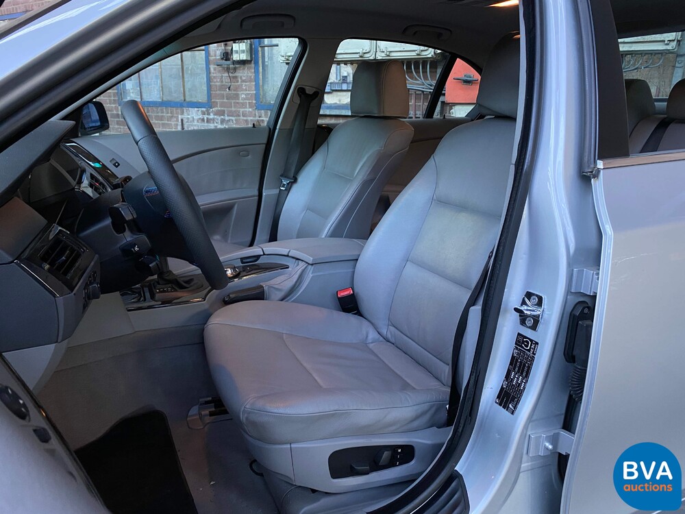 BMW 545i Saloon 4.4 V8 333pk -ORG NL- 5-Series E60 2004, 29-NT-NB.