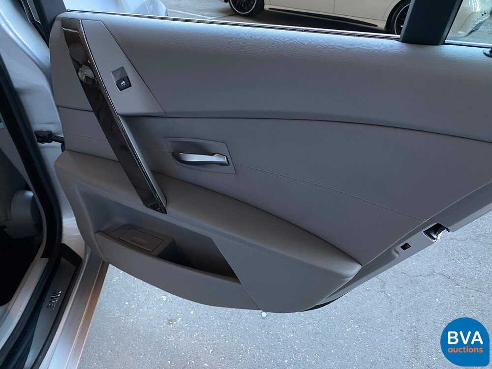 BMW 545i Saloon 4.4 V8 333pk -ORG NL- 5-Series E60 2004, 29-NT-NB.