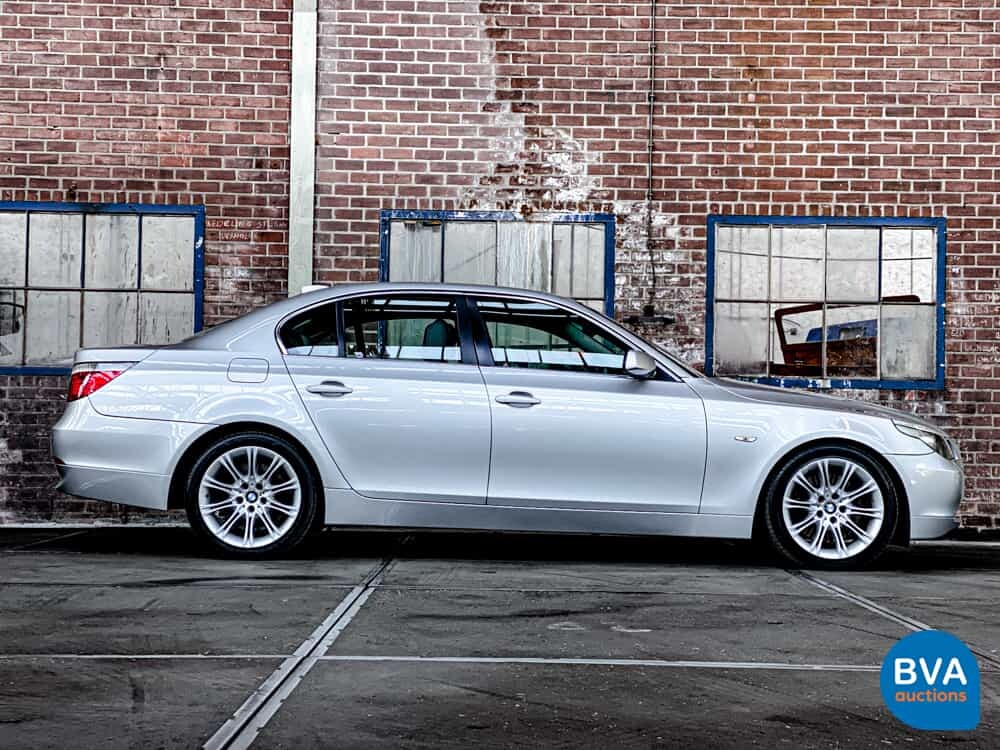 BMW 545i Saloon 4.4 V8 333pk -ORG NL- 5-Series E60 2004, 29-NT-NB.