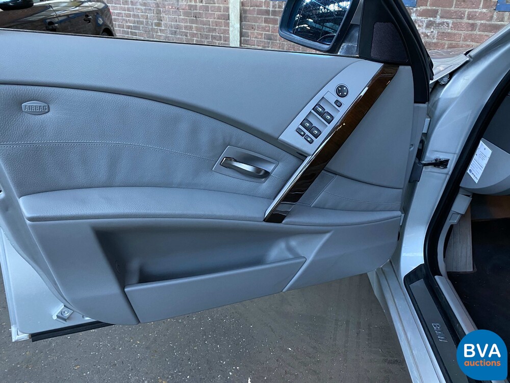 BMW 545i Saloon 4.4 V8 333pk -ORG NL- 5-Series E60 2004, 29-NT-NB.