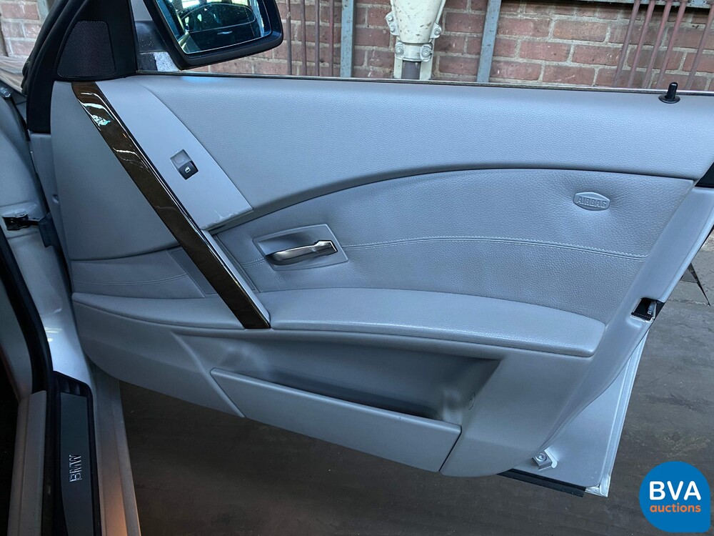 BMW 545i Saloon 4.4 V8 333pk -ORG NL- 5-Series E60 2004, 29-NT-NB.