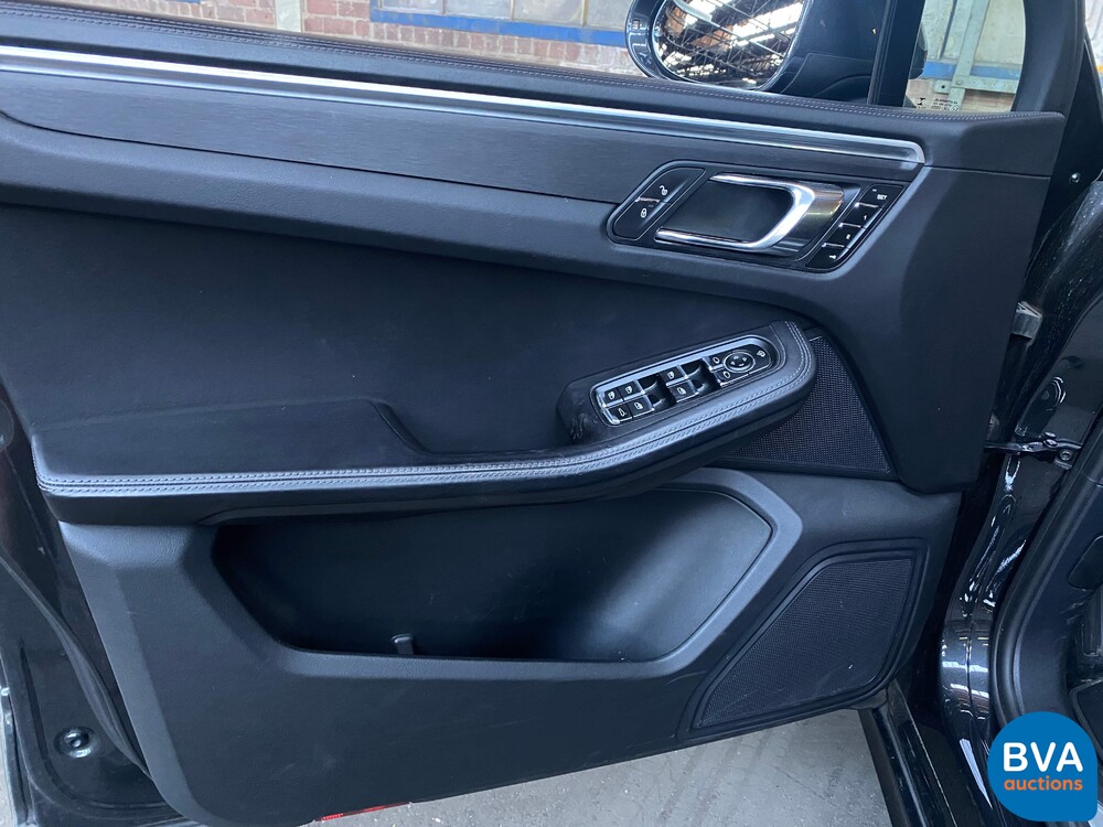 Porsche Macan GTS V6 Bi-Turbo 360hp 2016 Facelift, L-748-DB.