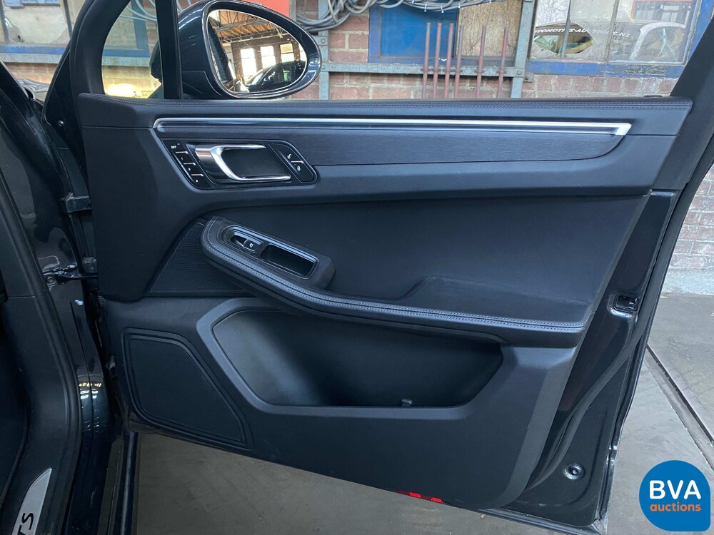 Porsche Macan GTS V6 Bi-Turbo 360hp 2016 Facelift, L-748-DB.