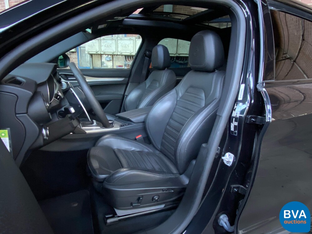 Alfa Romeo Stelvio 2.0T Q4 280hp AWD 2018, XK-318-N.